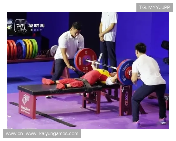 举重场内突然断电，选手靠听觉完成动作